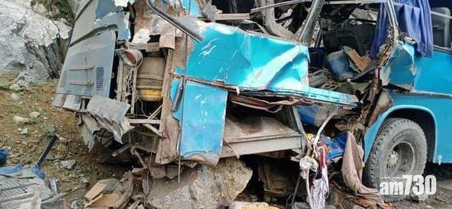 載著中國工程師的巴士被炸毀。(互聯網)