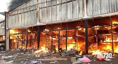 在祖馬家鄉夸祖魯納塔爾省,首府彼得馬里茨堡一個商場遭縱火。(路透社)