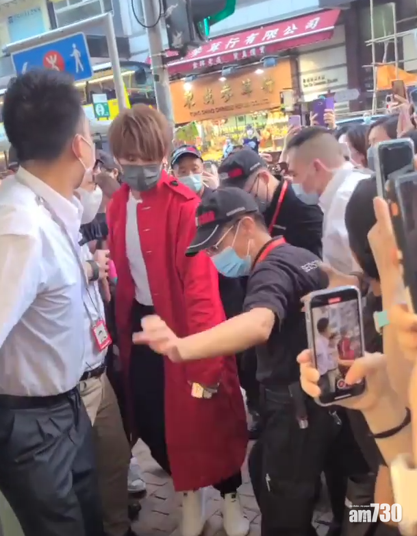 有姜糖一早聞風而至,保安需要築起人鏈維持秩序。