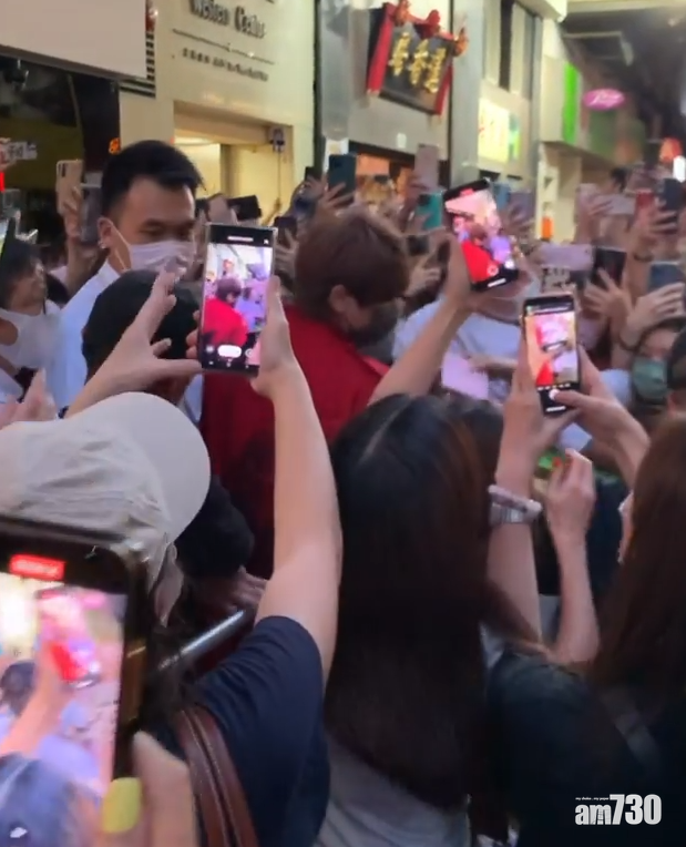姜濤距離保母車只是數步距離,但因人太多難以登車。