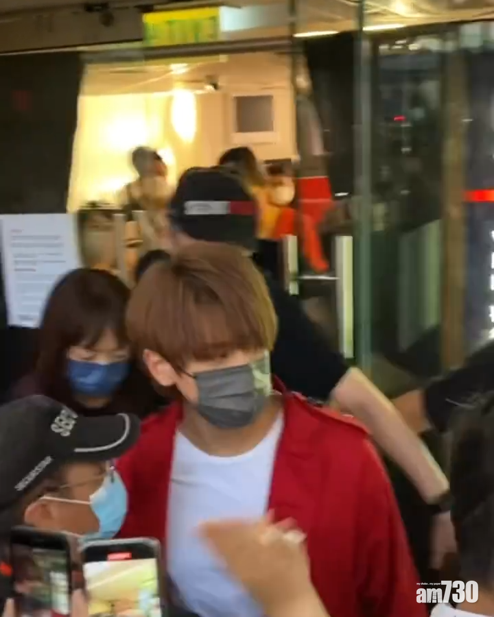 姜濤離開時,不少fans湧上前。