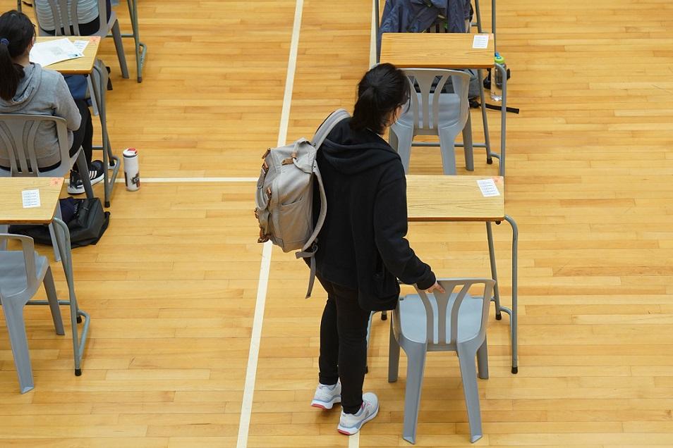 有兩成考生表示朋輩支援減少令自己感到困擾。(資料圖片)