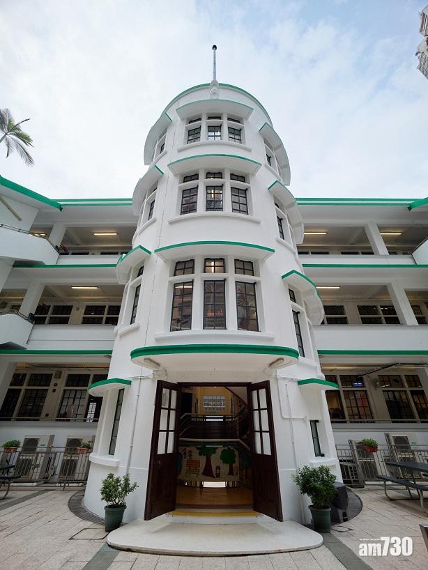 般咸道官立小學主樓的中央樓梯及弧形外牆。