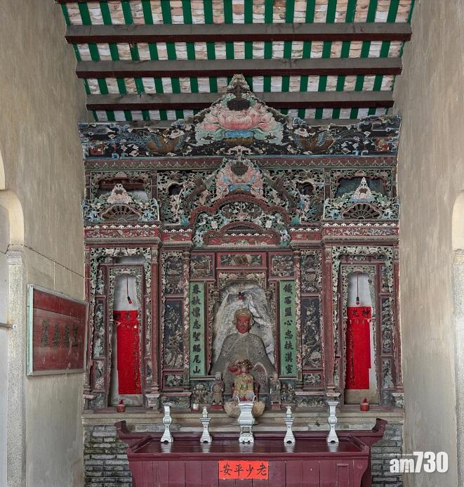 協天宮後進明間神龕的三層彩色花罩配有手工精細的鏤雕花卉、動物和吉祥物圖案。