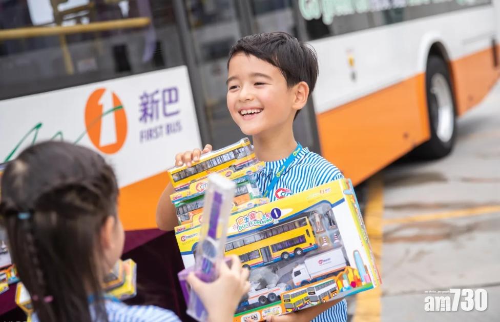 參與的小朋友可與家長一同參觀車廠及乘坐開篷巴士暢遊港島東區。(城巴圖片)