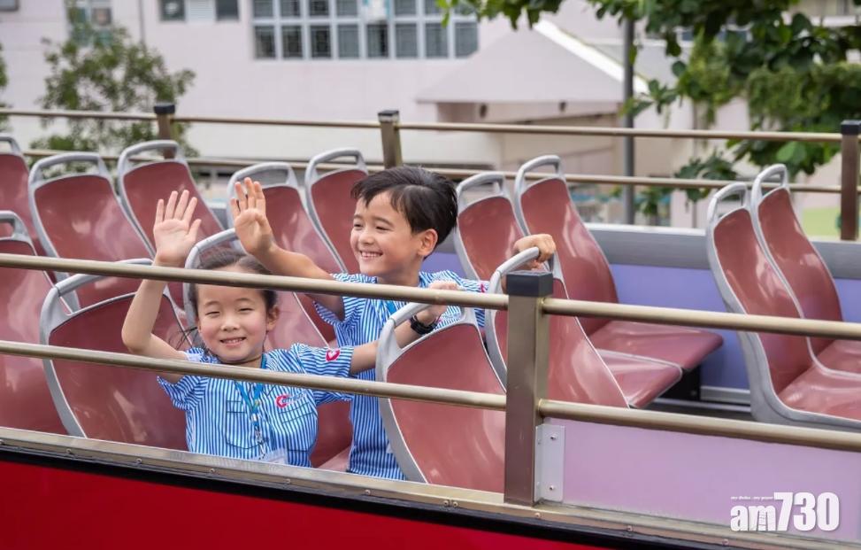 行程豐富,包括開篷巴士暢遊體驗、認識香港綠色景點、參觀巴士車廠感受巴士洗車過程等。(城巴圖片)