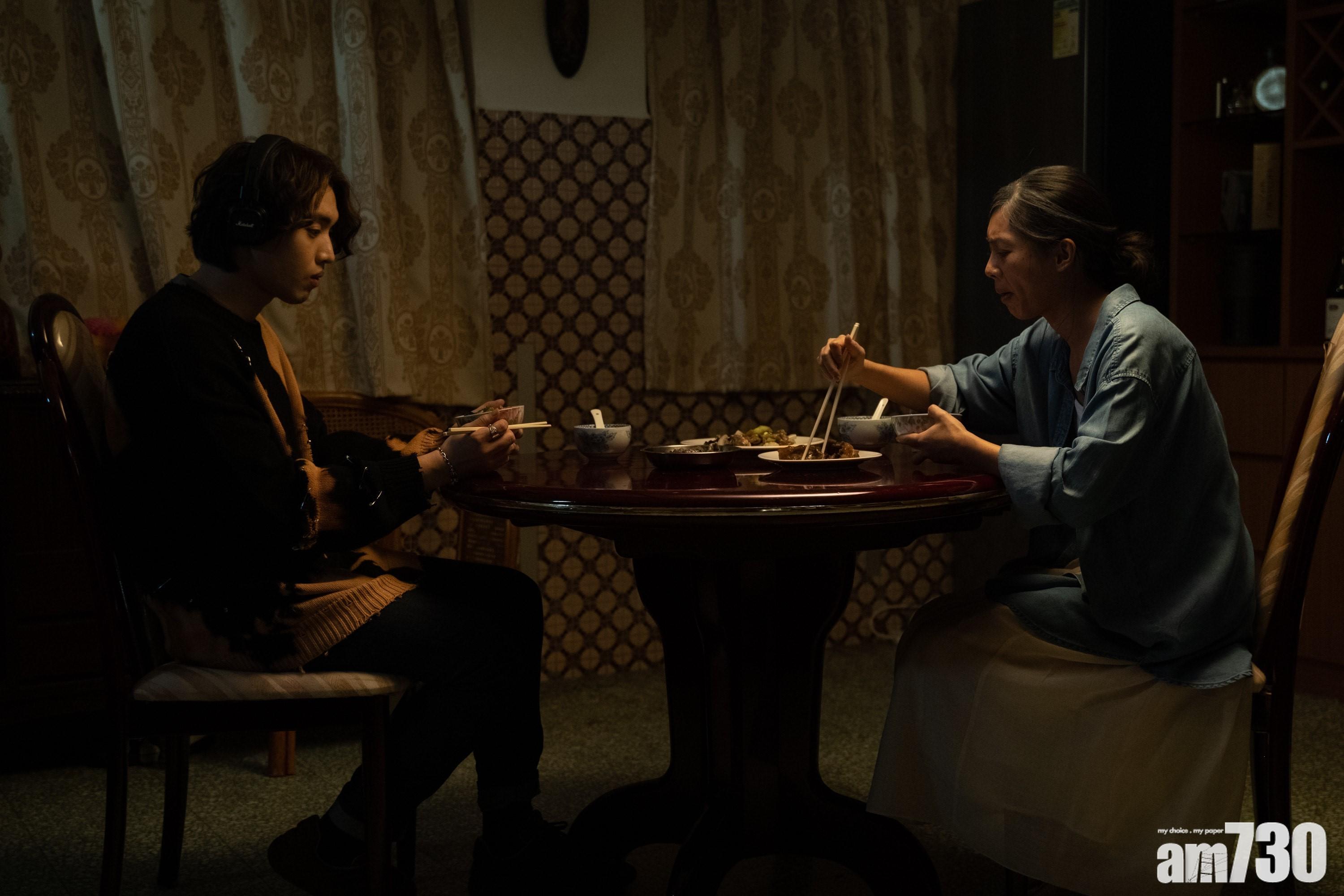 MV當中一幕喊戲,Jer亦坦言全靠家人打開淚腺。