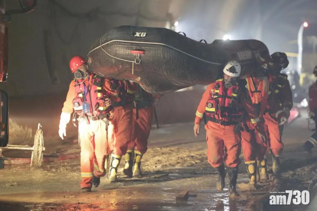 搜救人員搬運救援設備。(互聯網)