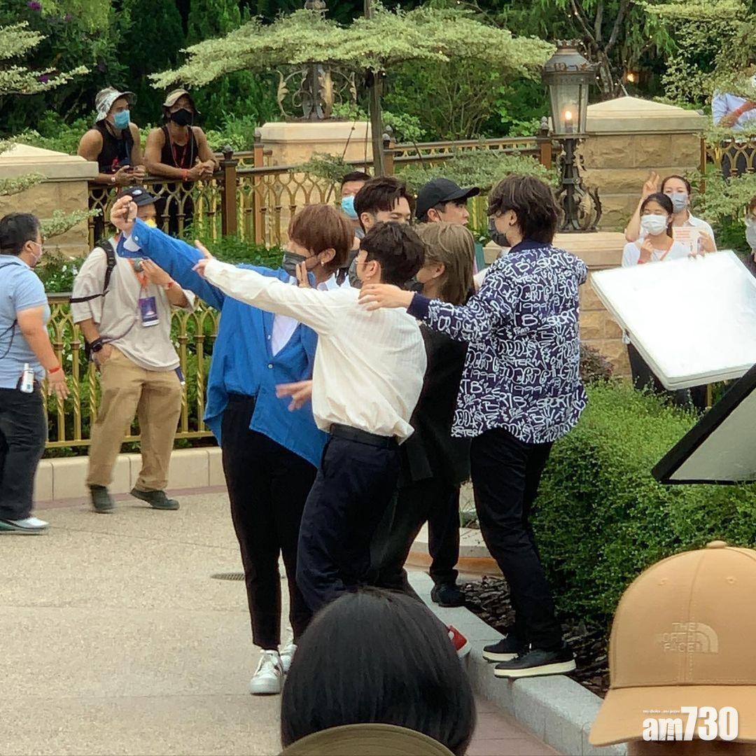 今日MIRROR五子到迪士尼拍片。(網上圖片)