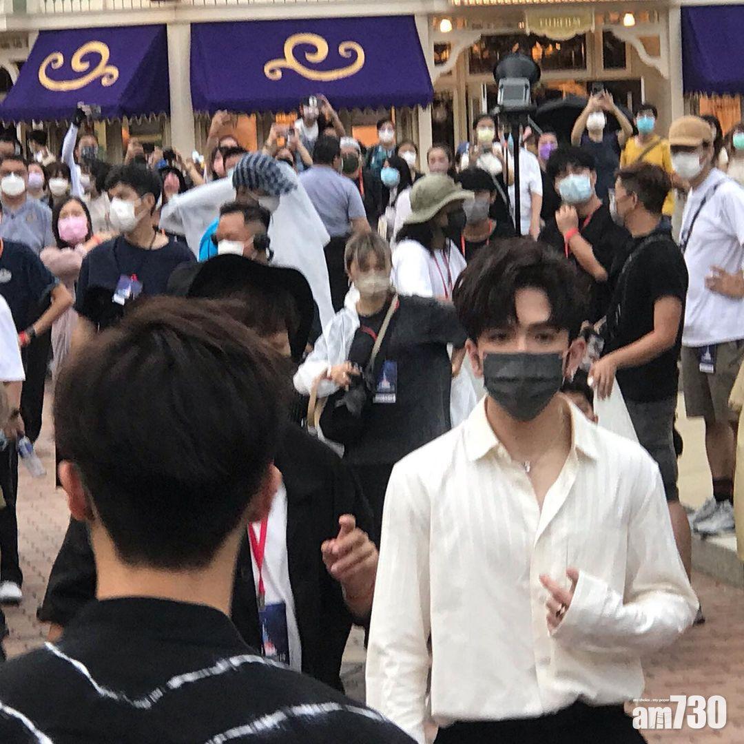 不少鏡粉圍觀他們拍攝,Anson Lo今日打扮比較薄。(網上圖片)