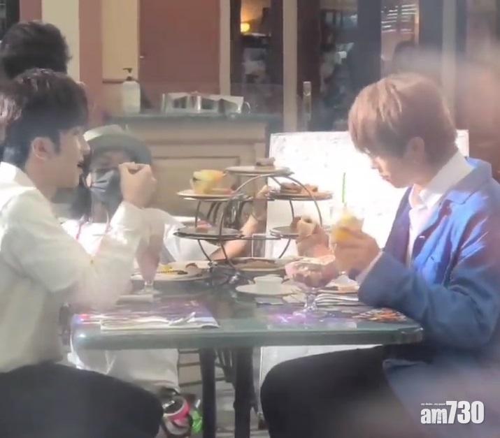 他們其中一場在餐廳內拍攝,姜濤左手拿著食物,右水拿著飲品,大快朵頤。(網上圖片)