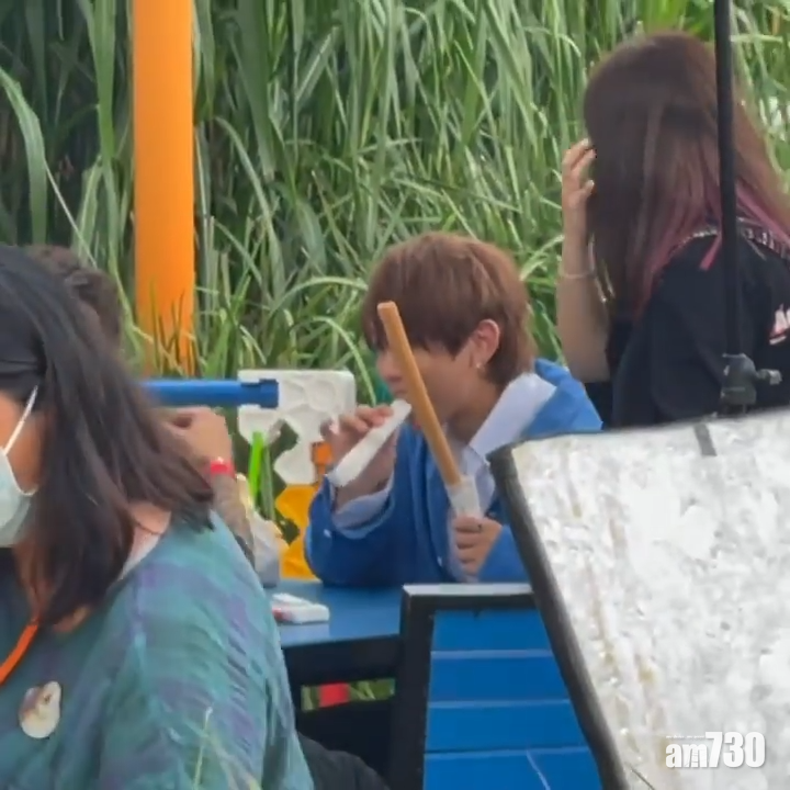 當工作人員向他講解時,姜濤又把食物放入口。(網上圖片)