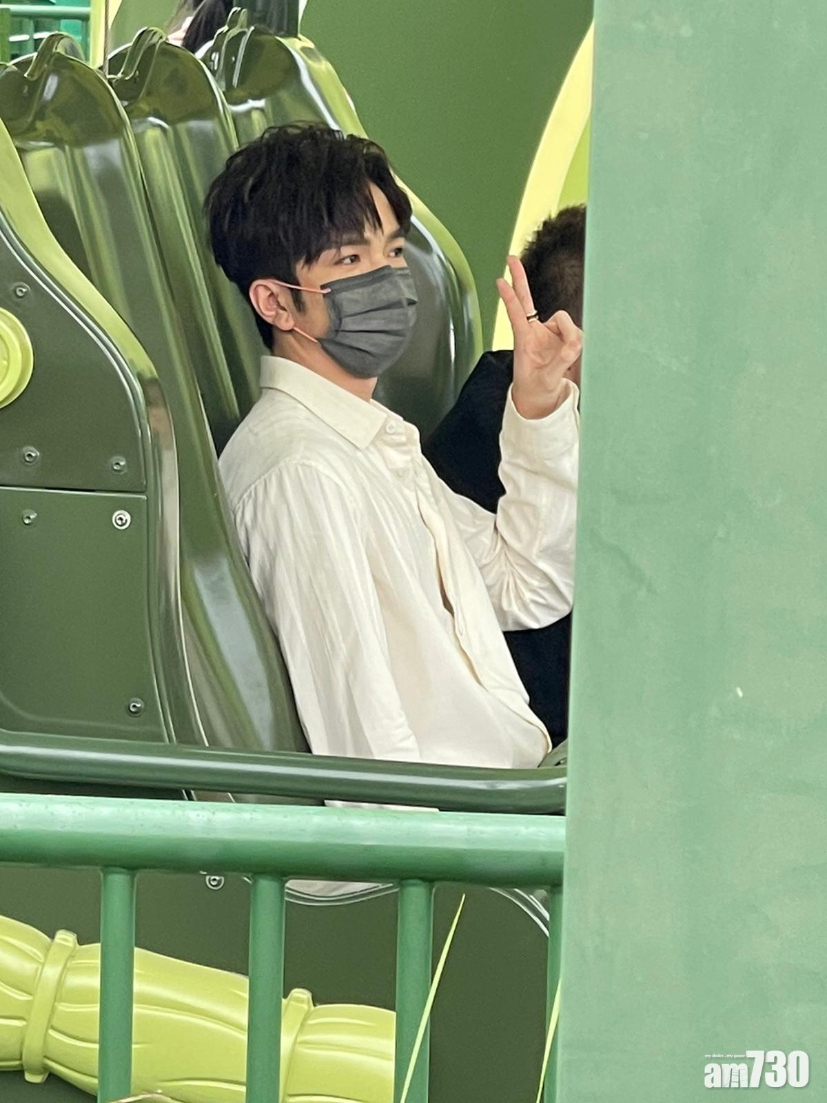 Anson Lo擺出不同pose供姜濤及現場fans拍照。(讀者提供)