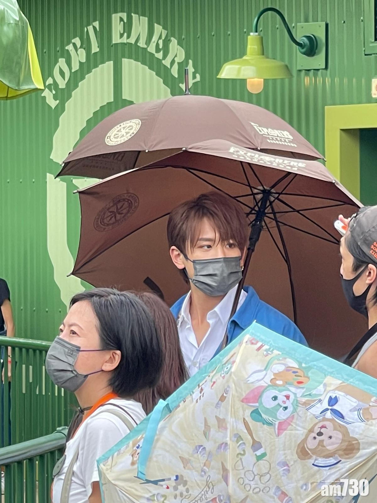 拍攝期間下雨,但一眾fans仍冒雨追星。(讀者提供)