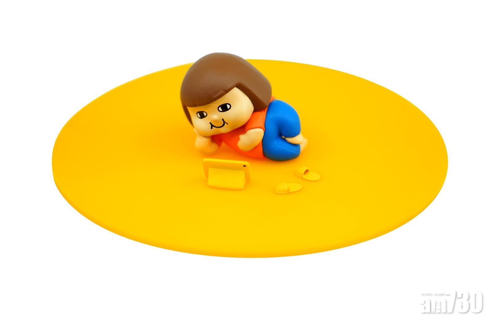 SOGO x Plastic Thing 為食妹杯蓋
SOGO Rewards會員換購價$70 (單售$160)
鮮黃色耐用膠杯蓋,上有為食妹臥姿,臉上帶經典古惑笑,活潑生鬼,令人愛不釋手。