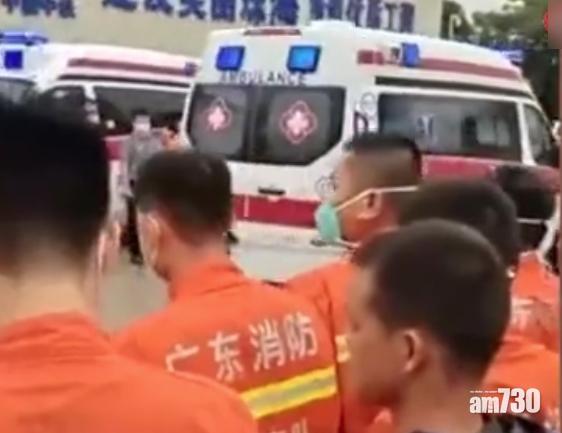 2名工人的遺體運走時,救援人員列隊脫帽致哀。(互聯網)