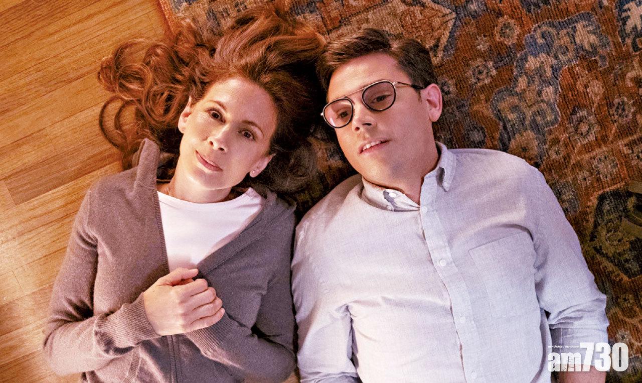 患有腦癱男主角Ryan O’Connell與劇中飾演他母親的Jessica Hecht。