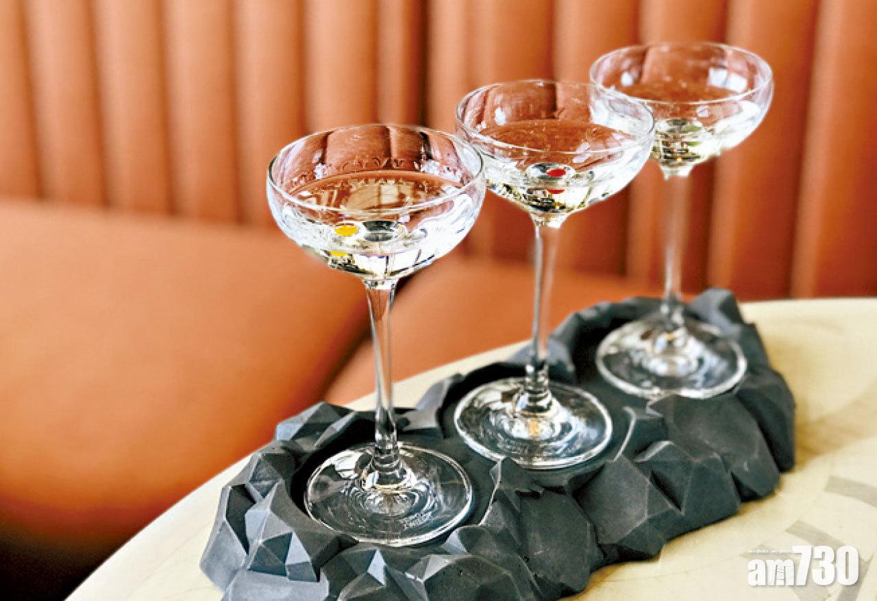 根據時令食材及業界合作計劃不定期更新的雞尾酒單「Canvas」,首個作品「Gimlet Flight」,可分別品嘗到三種氈酒的層次。