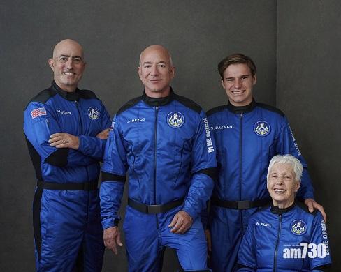 貝索斯(左二)與弟弟馬克(左一)、82歲的Wally Funk(右一)和18歲的Oliver Daemen(右二)今晚將升空到太空邊緣,感受太空無重狀態。(美聯社)