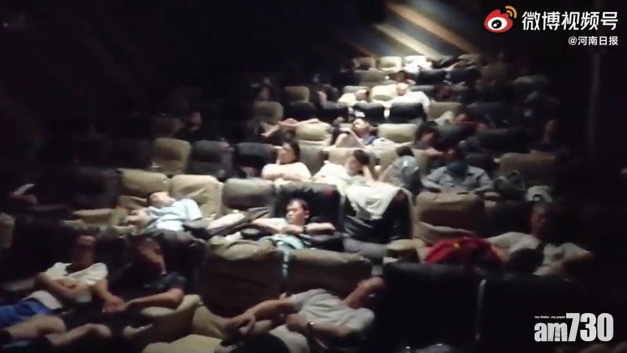 戲院開放供民眾留宿,騰訊等多家企業捐款救災。(河南日報)