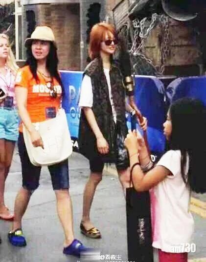 早前有人拍攝到她現身美國街頭,消瘦如「紙皮人」。(互聯網圖片)