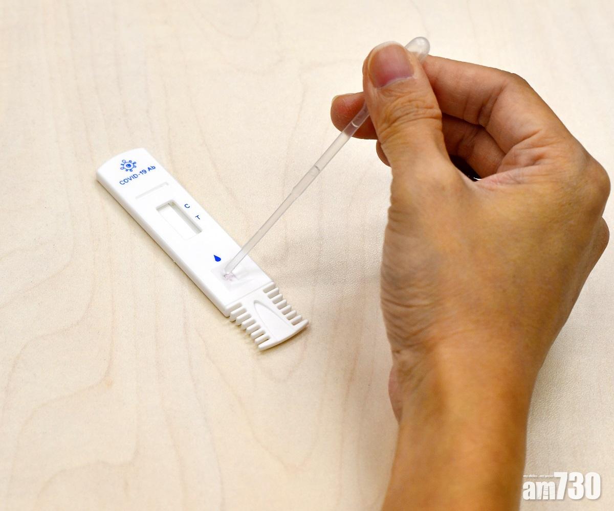 Step 3:用滴管把5滴樣本溶液滴在檢測棒的樣本孔上。