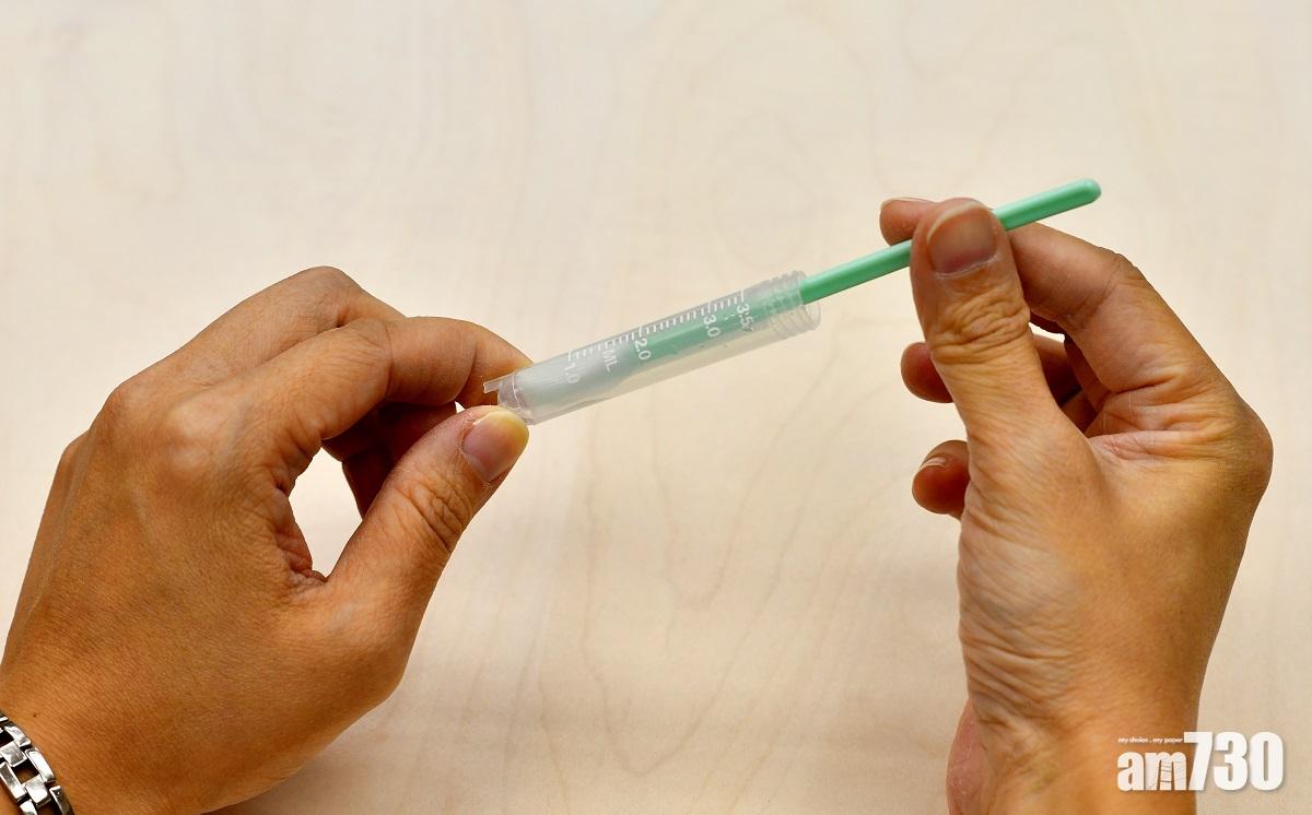 Step 2:將拭子放入樣本溶液中,按指示進行抽動及擠壓。