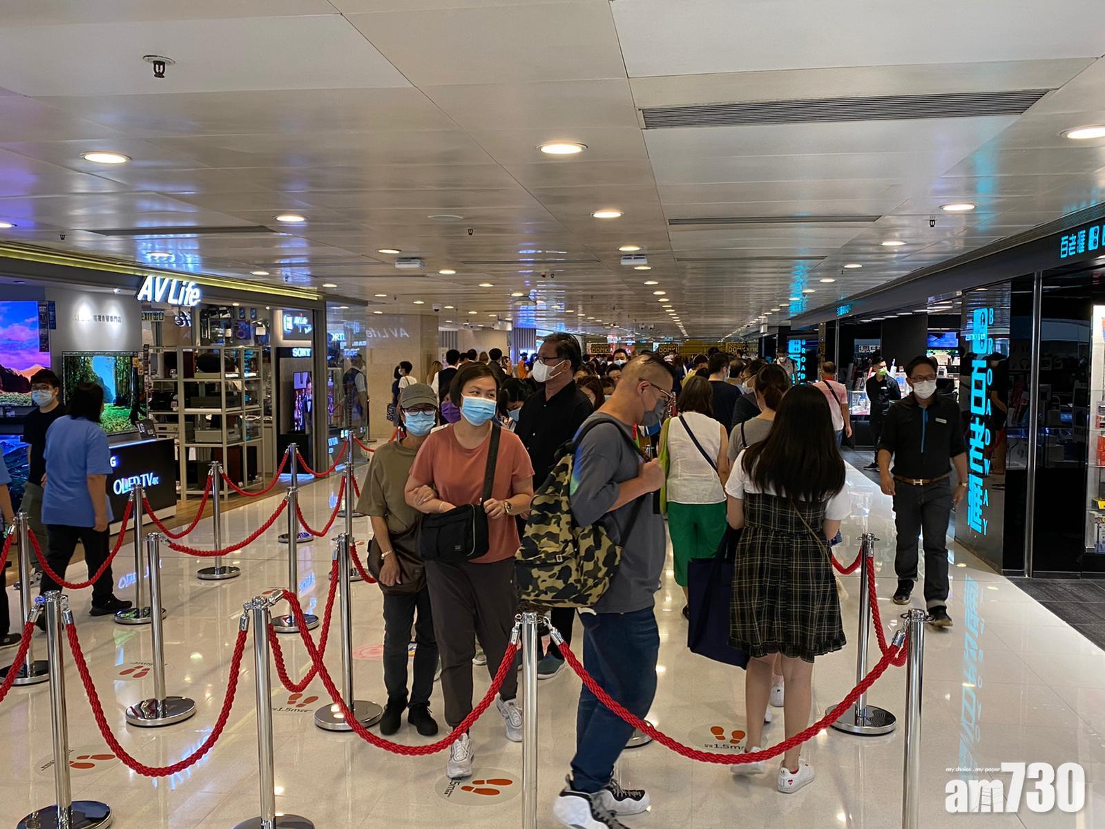 屯門DONKI昨日開幕,今日現場仍有大批市民在門口排隊等待進入。