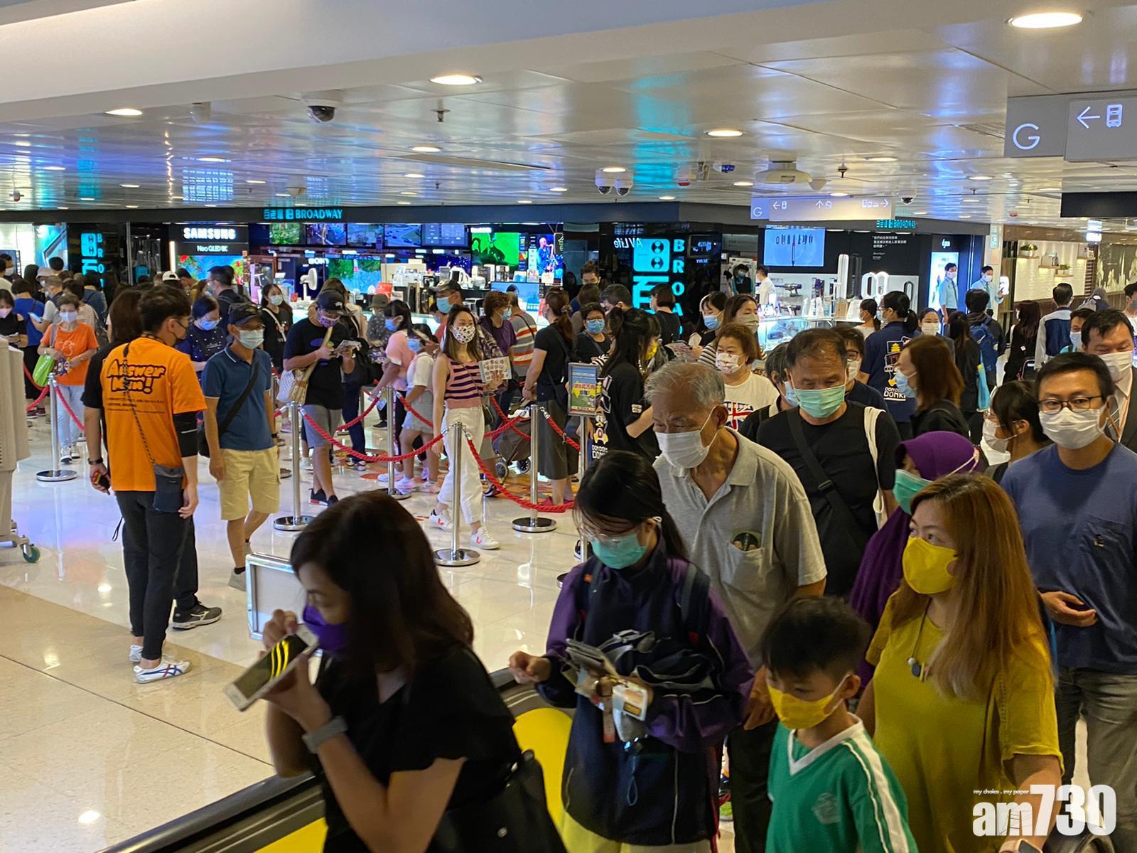 屯門DONKI昨日開幕,今日現場仍有大批市民在門口排隊等待進入。