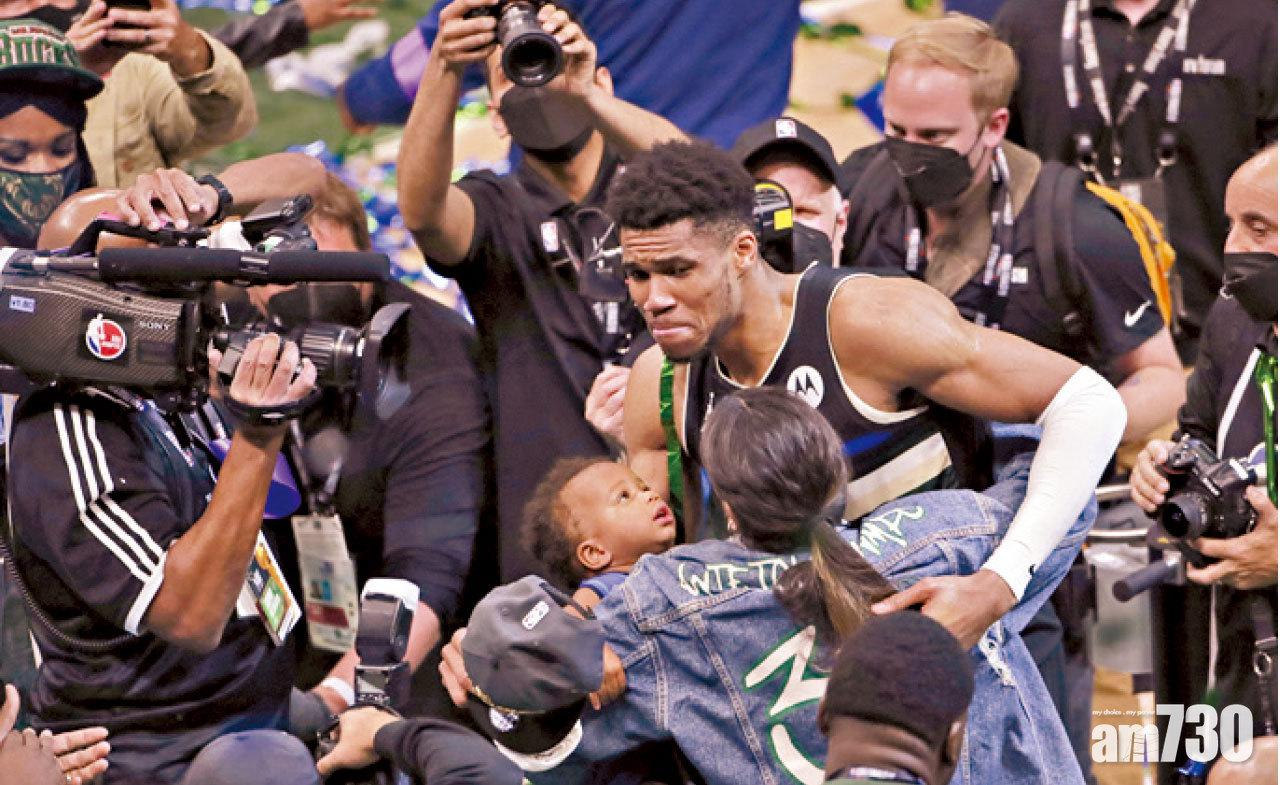 擁抱家人,分享登頂的喜悅。