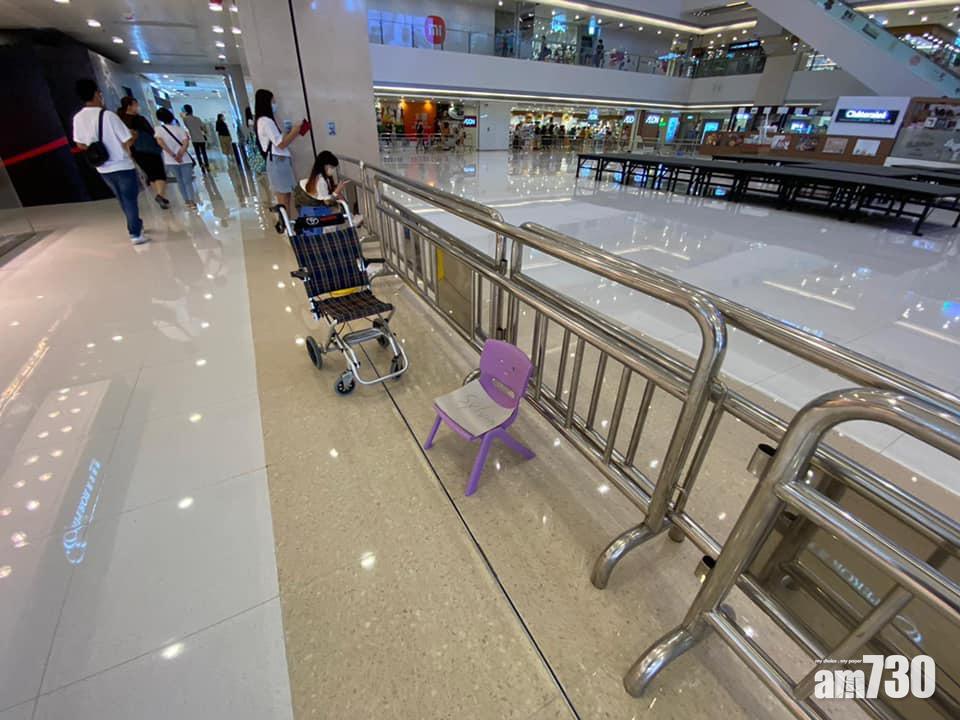 MIRROR及ERROR明屯門市廣場現身,粉絲今擔定櫈仔霸位。(Mirror & Error 粉絲後援會 Mirror.Error.FansClub@FB)