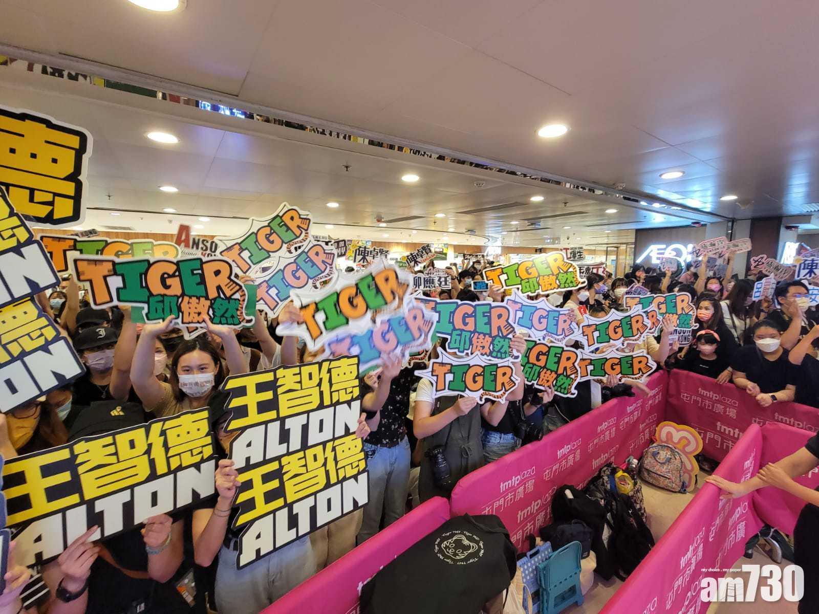 現場有大批MIRROR與ERROR粉絲撐場。