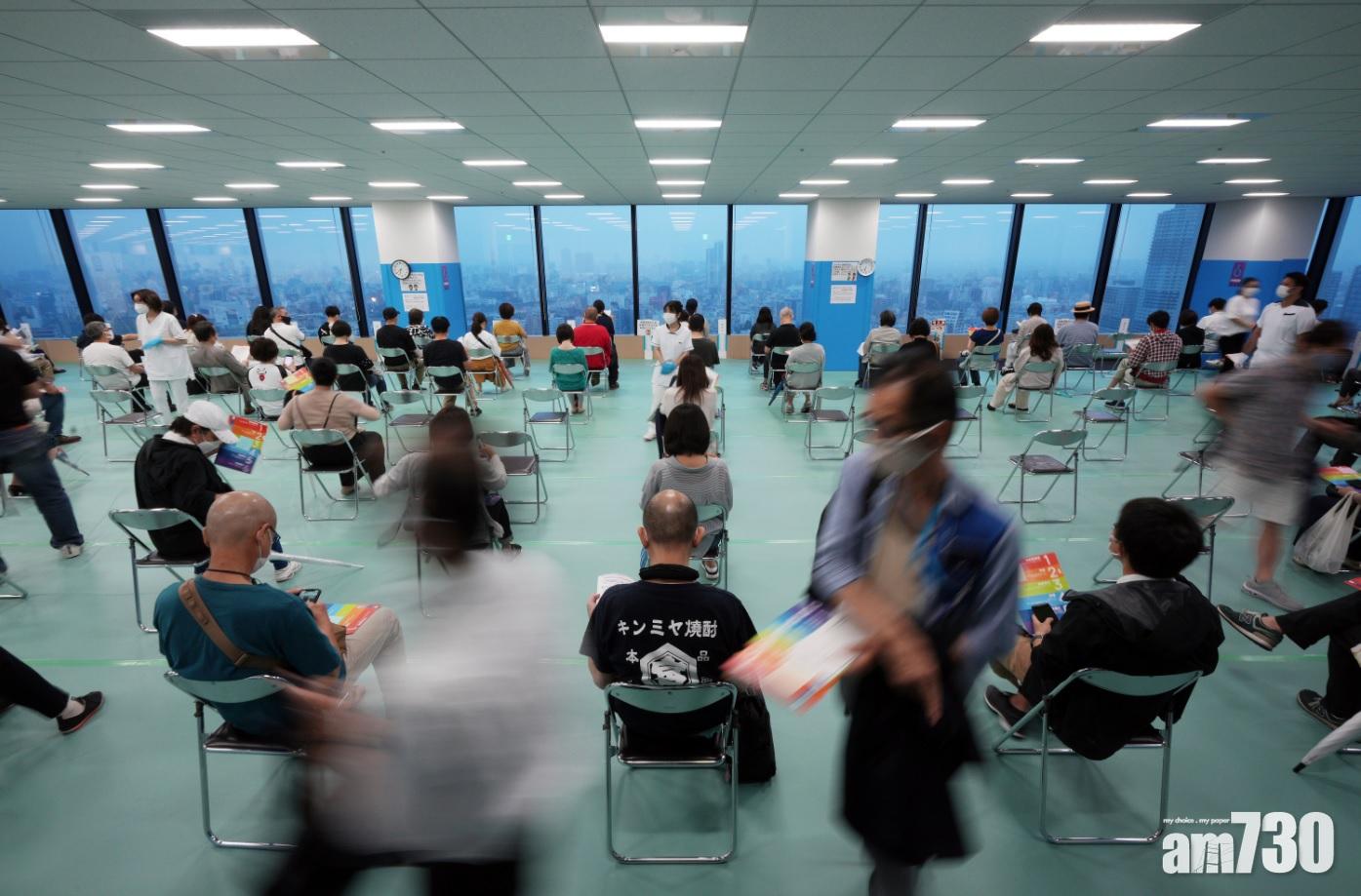 東京大型接種中心為民眾接種莫德納新冠疫苗。(美聯社)