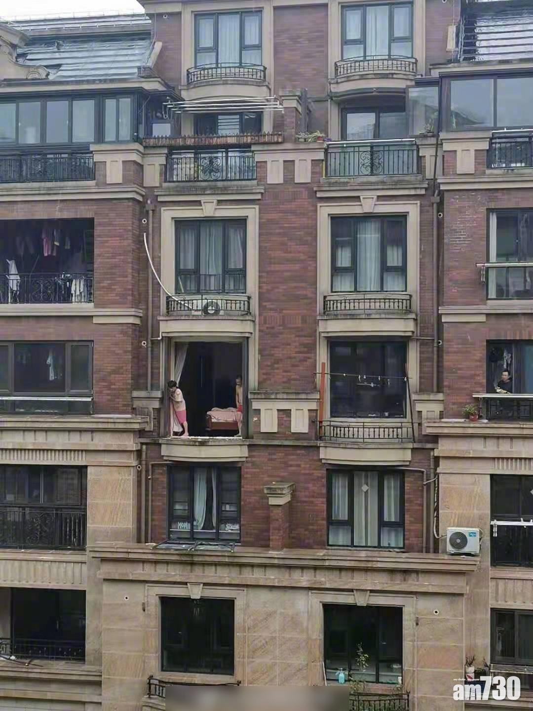 上海浦東新區周浦鎮有住宅露台被強風吹走。(互聯網)