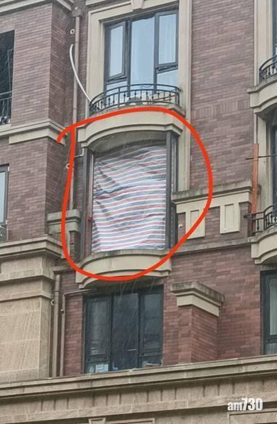 涉事單位用帆布遮起缺口。(互聯網)