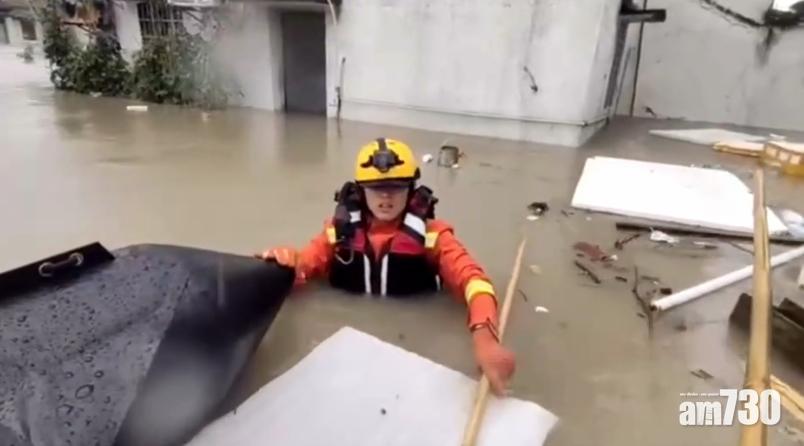 寧波海曙區洞橋鎮水深及胸。(互聯網)