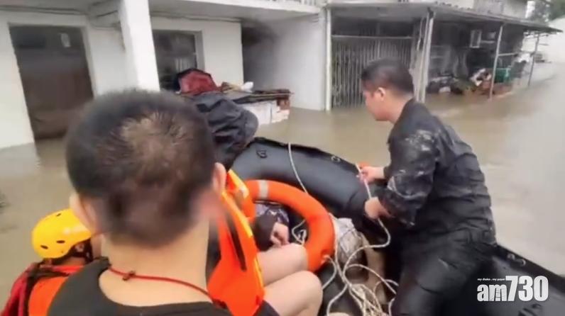 在寧波海曙區洞橋鎮,救援人員用橡皮艇救出被困民眾。(互聯網)