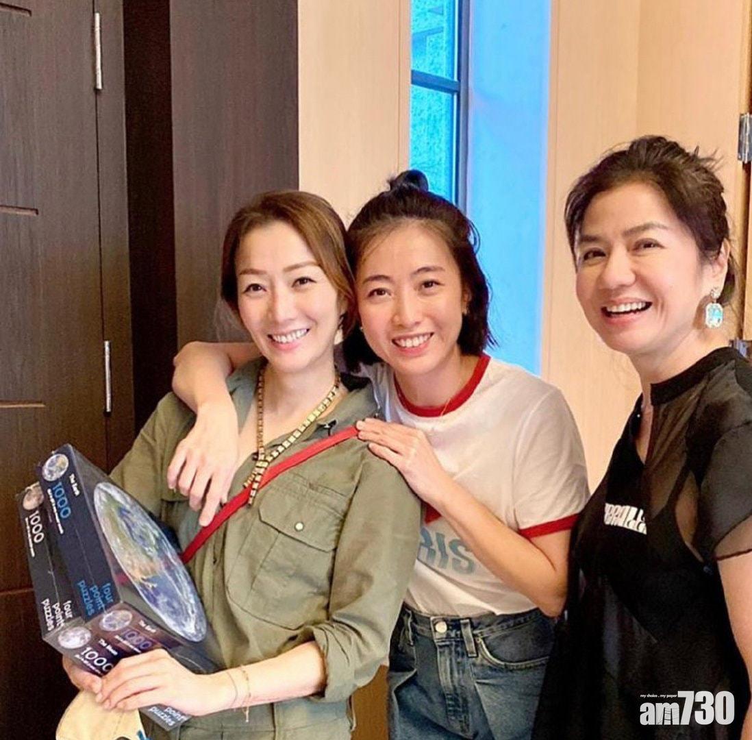 收到砌圖作禮物的Sammi,笑得非常開心。