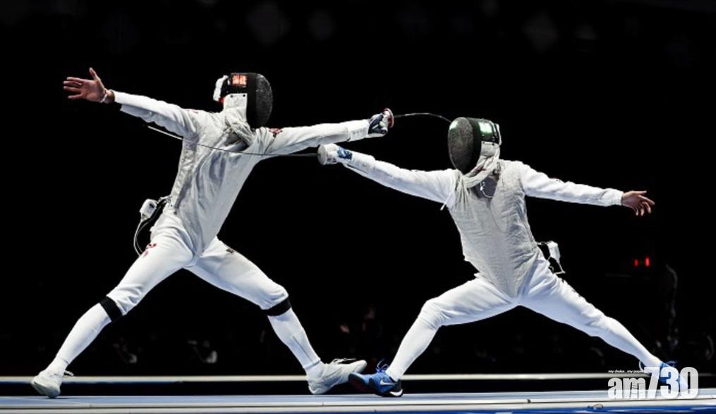 蔡俊彥(左)面對東道主的日本劍手敷根崇裕。