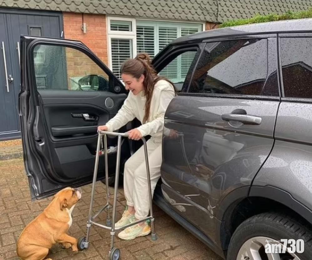 西格爾表示已出院,並上載照片。(互聯網)