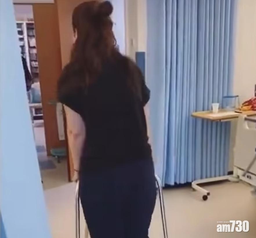 西格爾須用助行器。(互聯網)