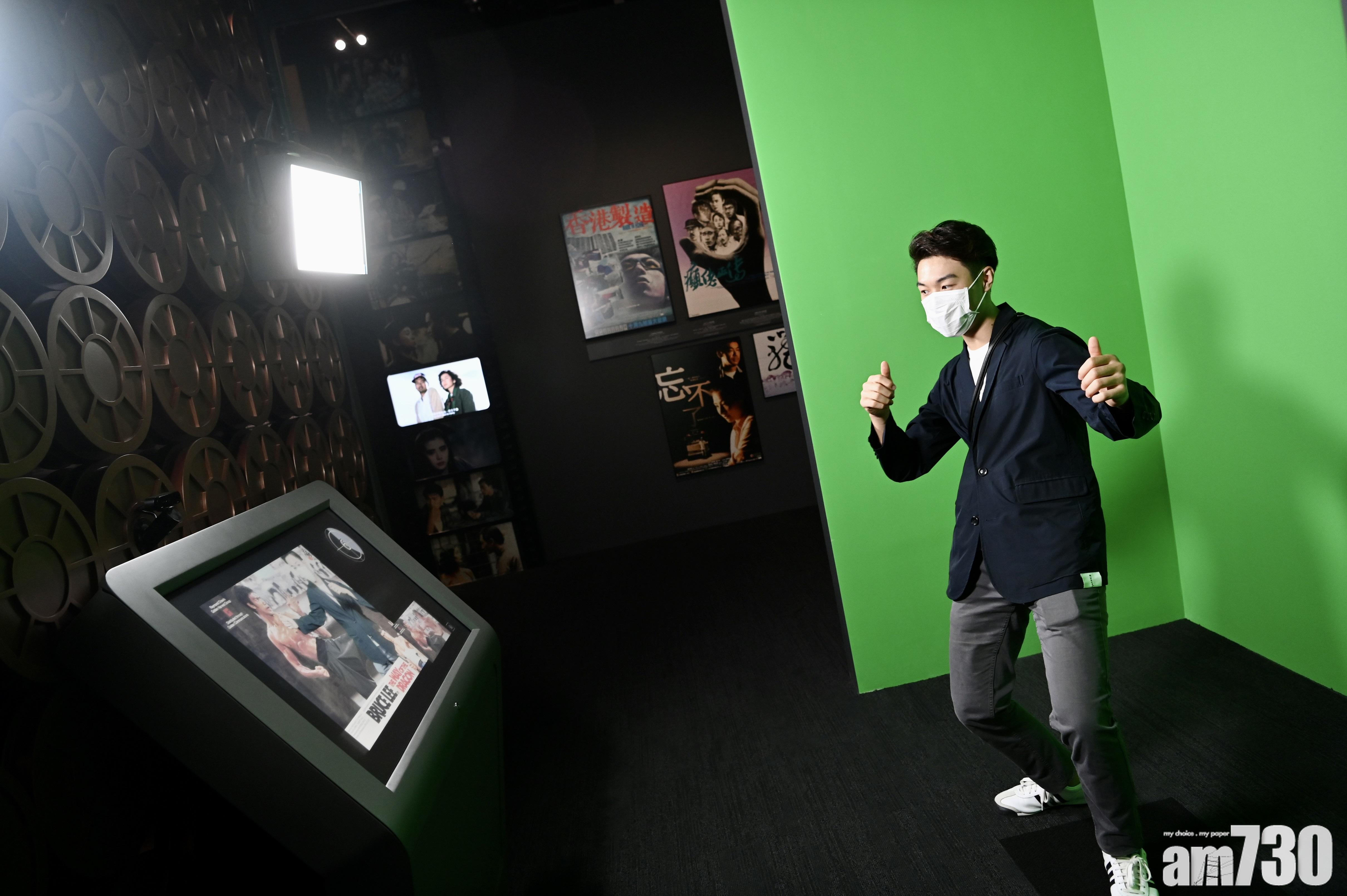 展覽內的電影場景互動拍照區,讓訪客化身成經典港產電影中的角色並拍照留念。(政府新聞處)