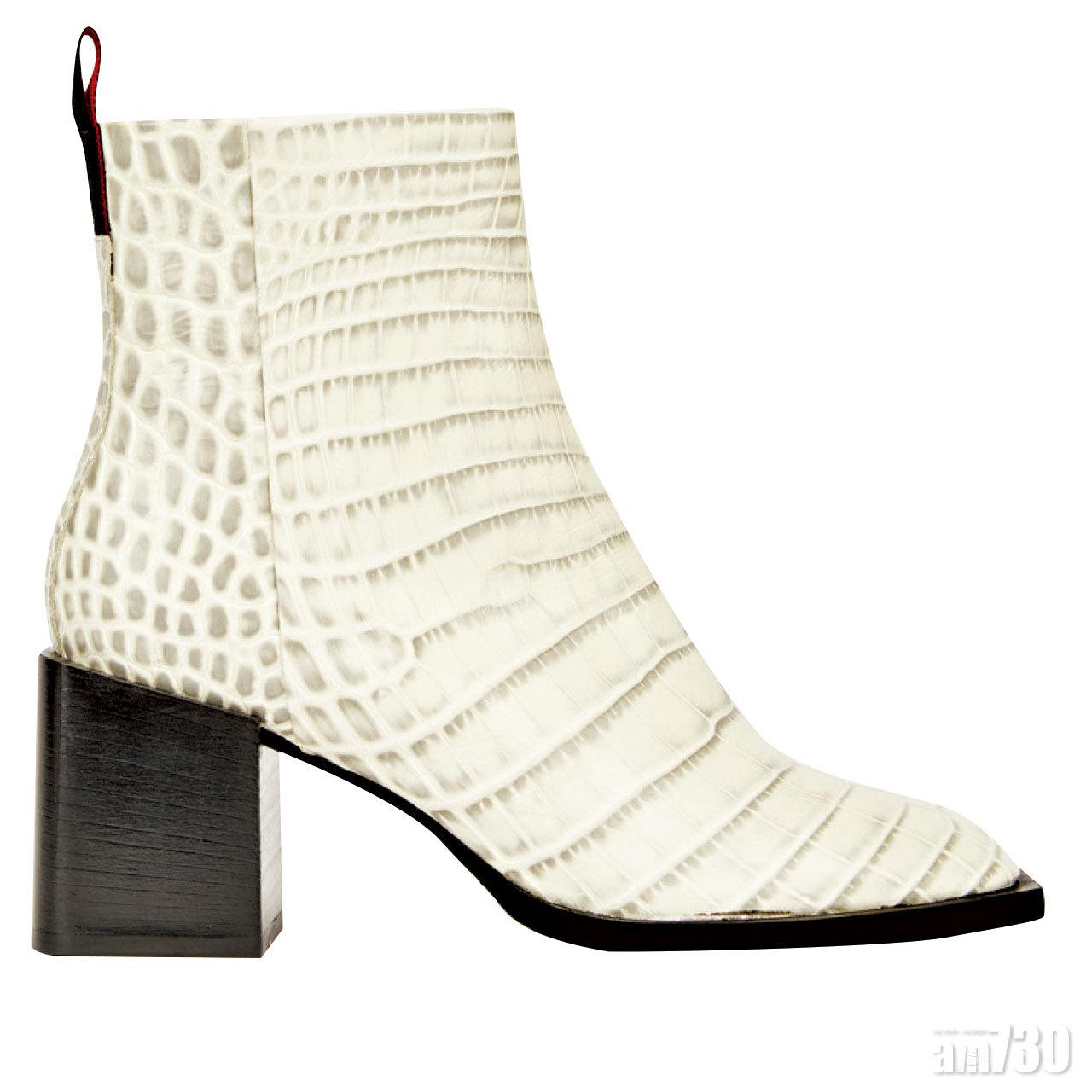 白色鱷魚壓紋粗跟短靴 $3,180 (b)