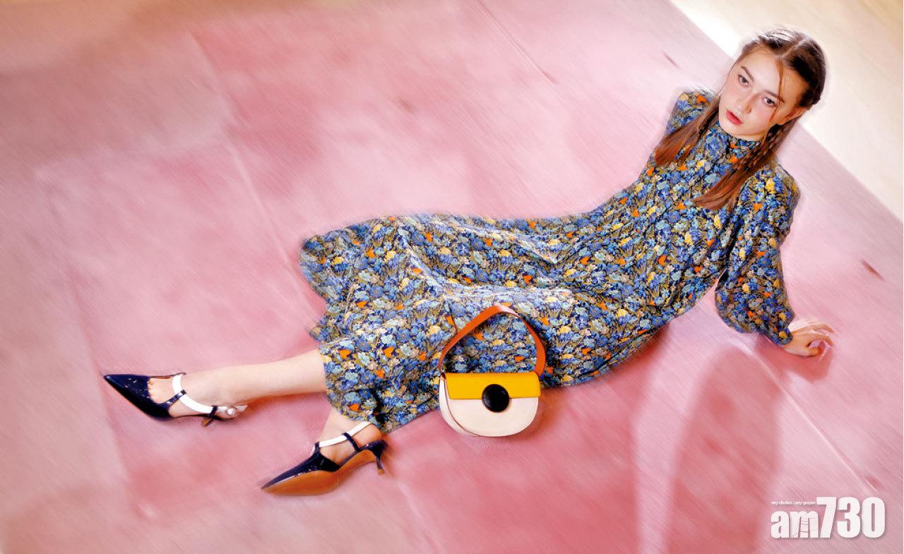 深藍x白色漆皮低跟鞋 $2,598 (a) 芥辣黃x白色半圓形小手袋 $798 (a)
綠色碎花one-piece $8,480 (e)