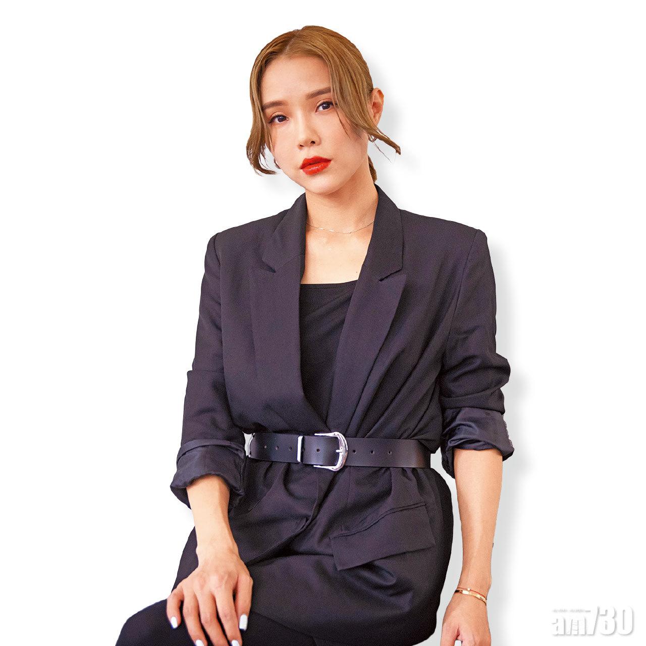 小明表示下首新歌《浮沙》表達了她內心的懊惱。(蘇文傑攝)