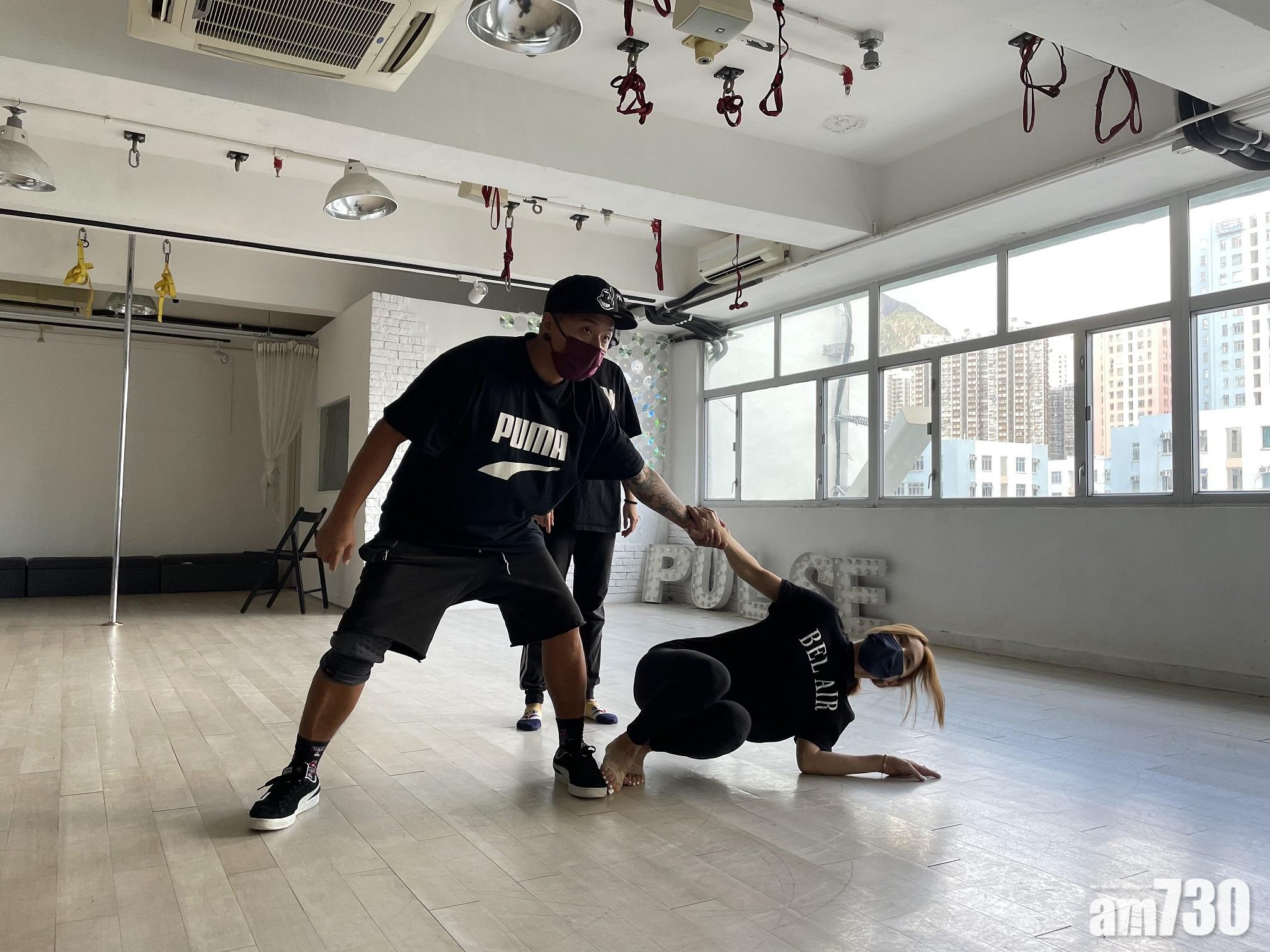 小明為演唱會排舞。