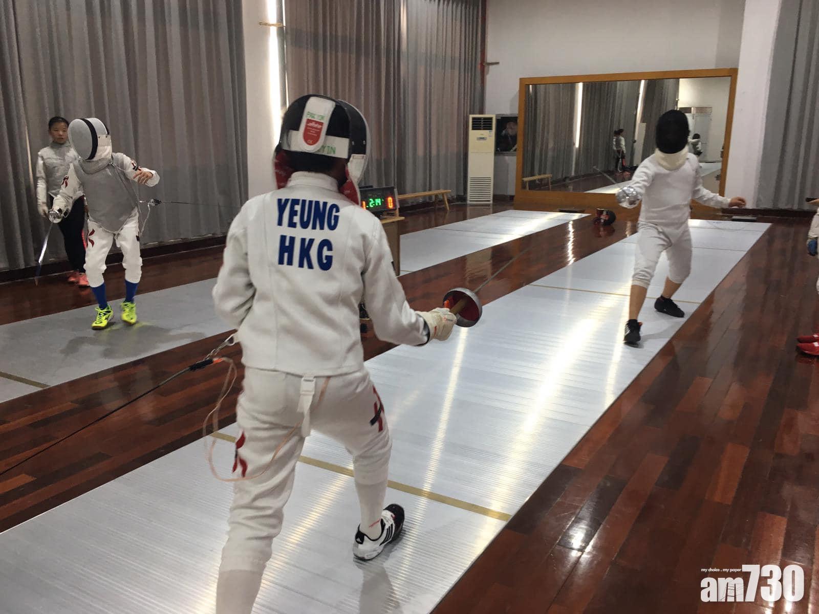 香港劍擊學校校長黃贊曾任香港劍擊代表隊教練。