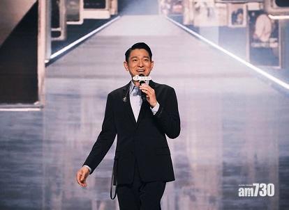 昨晚華仔在網絡平台首次公開演唱《奉陪到底》一曲,觀看人次過億。