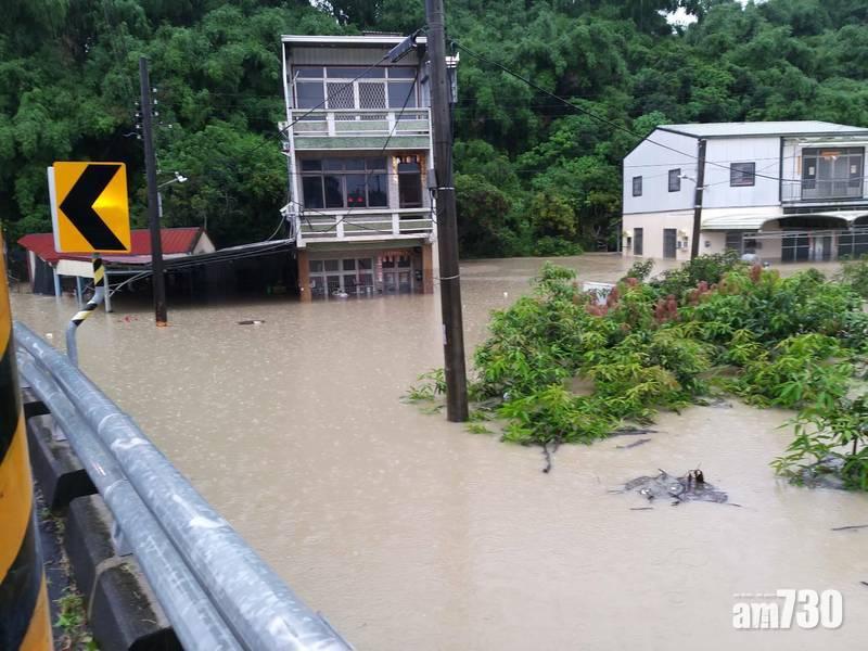 高雄田寮區西德里新路水浸超過1米,房屋被淹大半層。(互聯網)
