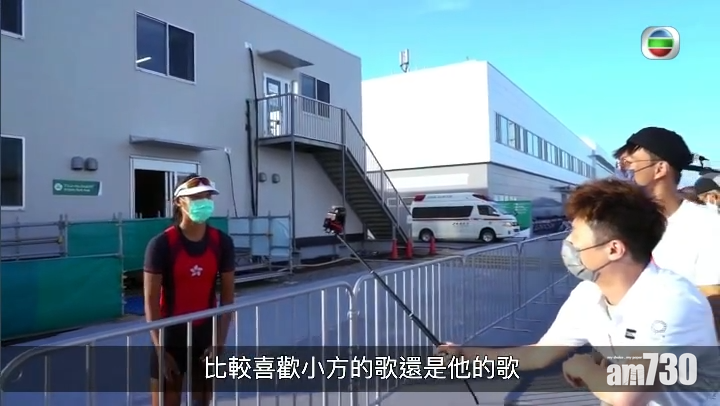 周奕瑋隨即問洪詠甄喜歡方力申還是坤哥的歌多一點。